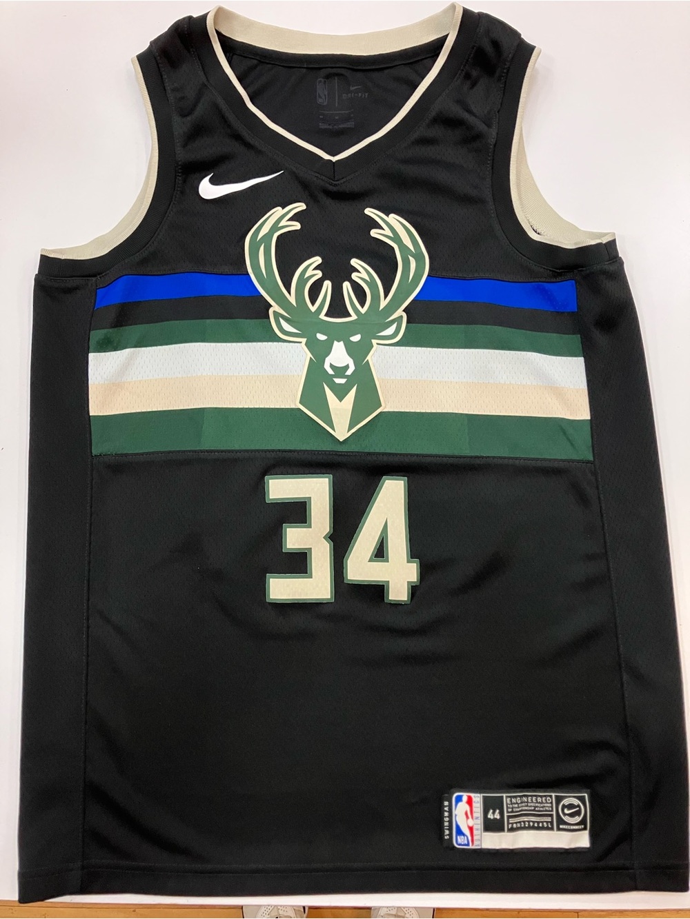 Giannis Antetokounmpo Milwaukee Bucks Jersey Men’s medium